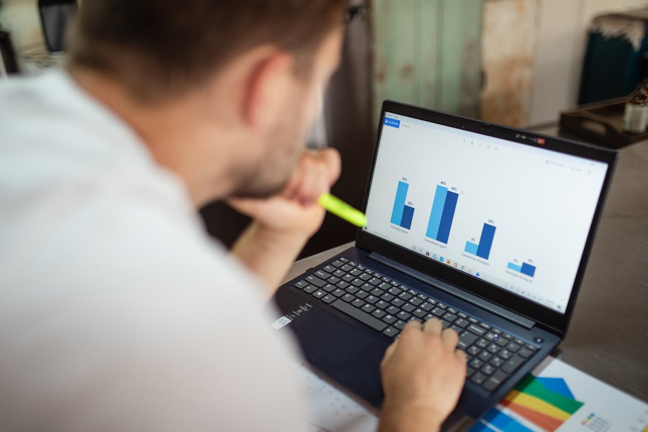Real estate agent statistics 2026 - US licensed agent count and demographics data